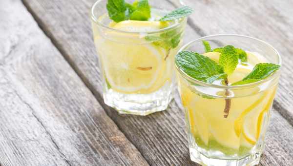 Освежающий лимонный напиток
