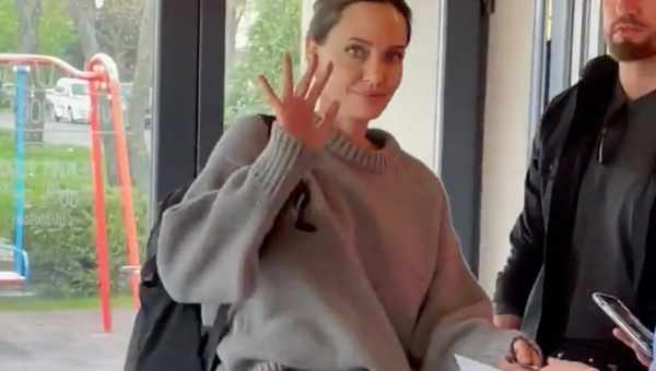 «Трогательно до слез!»: Анджелина Джоли целовала девочек, приехавших из Донбасса
