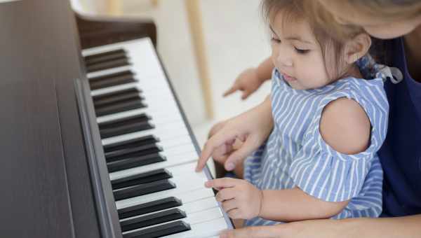 Игра на фортепиано улучшила языковые способности детей