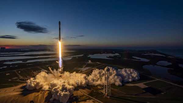 Falcon 9 взорвался в время взлета