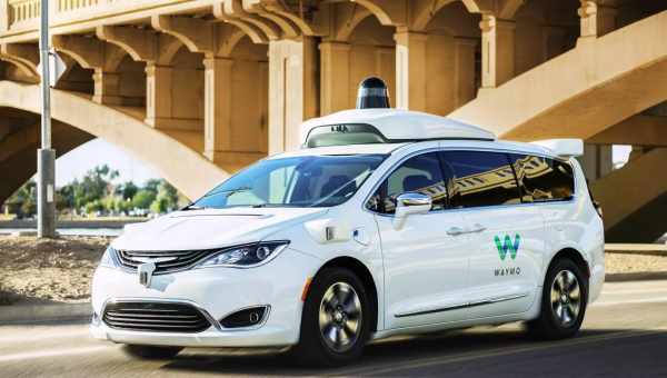 Waymo показала поездку пассажиров в беспилотном автомобиле без водителя за рулем