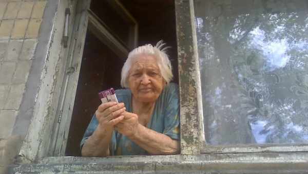 Странное лицо старухи в окне и домовой в роддоме. Истории наших читателей