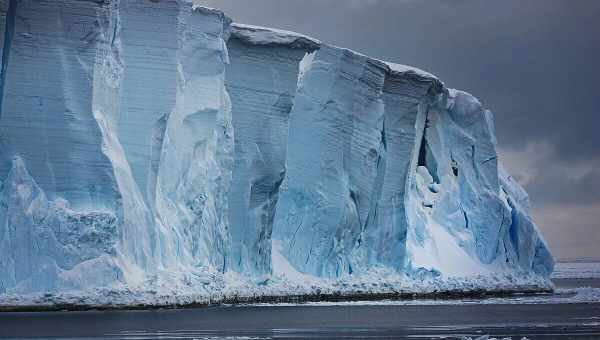 Под тающими ледниками Антарктиды обнаружена огромная полость — чем это нам грозит?