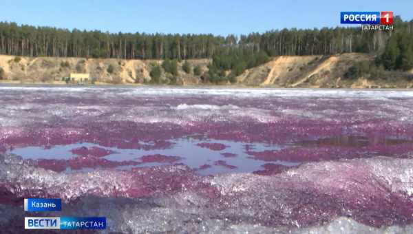 Почему воды иранского озера окрасились в цвет крови?