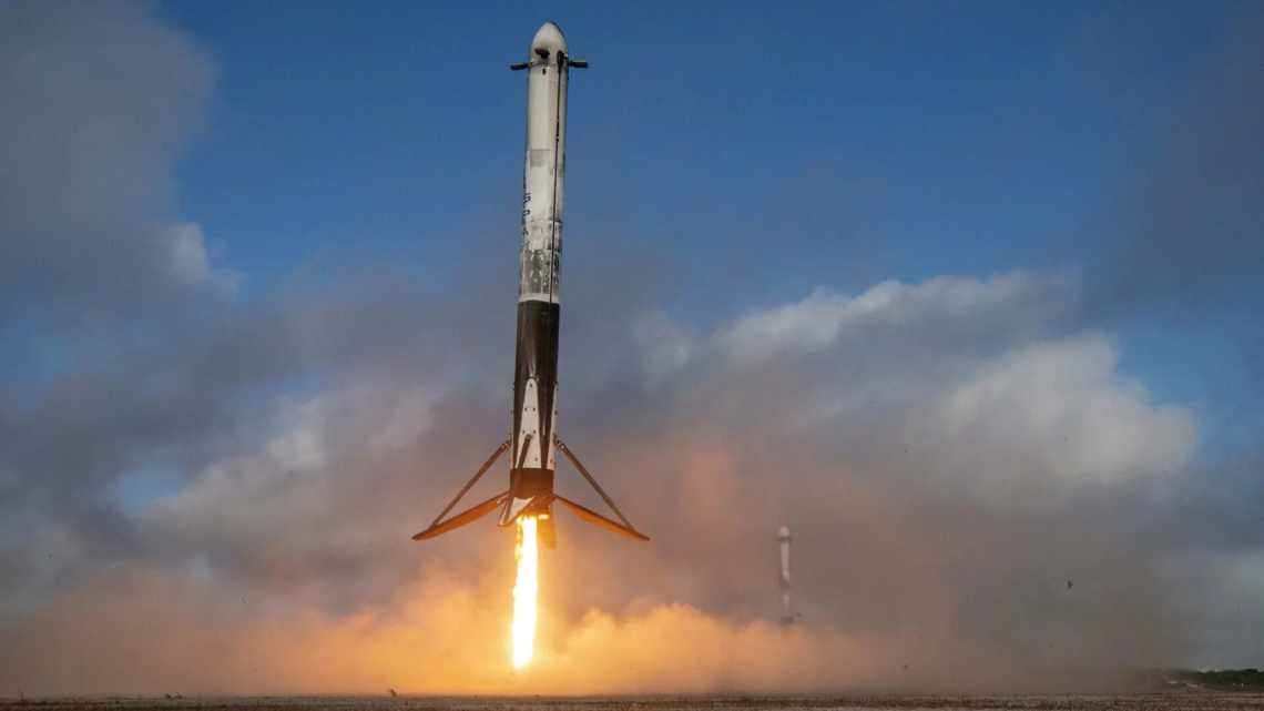 Falcon 9 доставит на орбиту человеческий прах