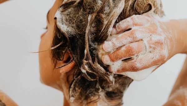Який догляд потрібен волоссю після миття